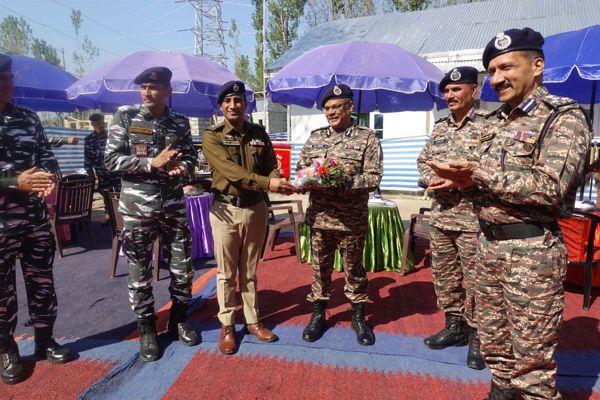   महानिरीक्षक कश्मीर परिचालन सेक्टर द्वारा ई/178 वाहिनी की प्लाटून का पर्यवेक्षण